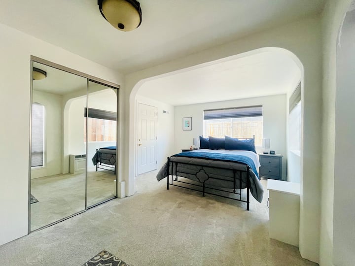 Hlavná spálňa s manželskou posteľou Queen a televízorom.  Na prvom poschodí. 