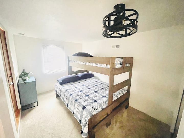 Poschodová posteľ má v dolnej časti matrac s manželskou posteľou a v hornej časti dvojča XL.  Na prvom poschodí. 