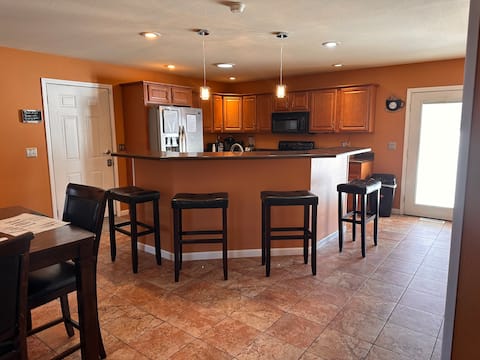 *House Jetted Tub/outdoor fireplace near STL*