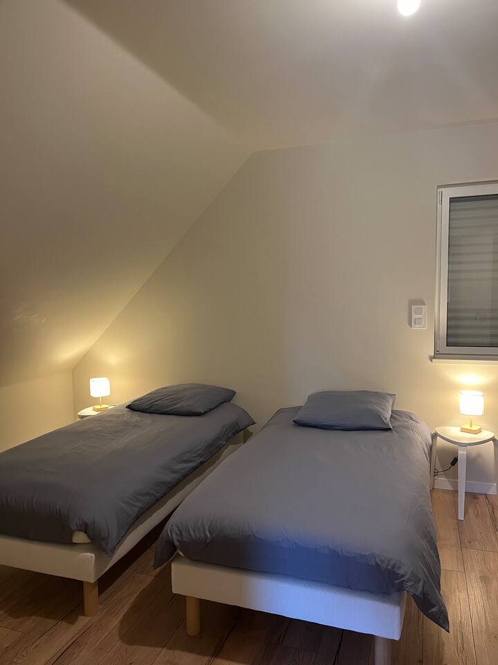חדר שינה למעלה, 3 מיטות 90 ס"מ