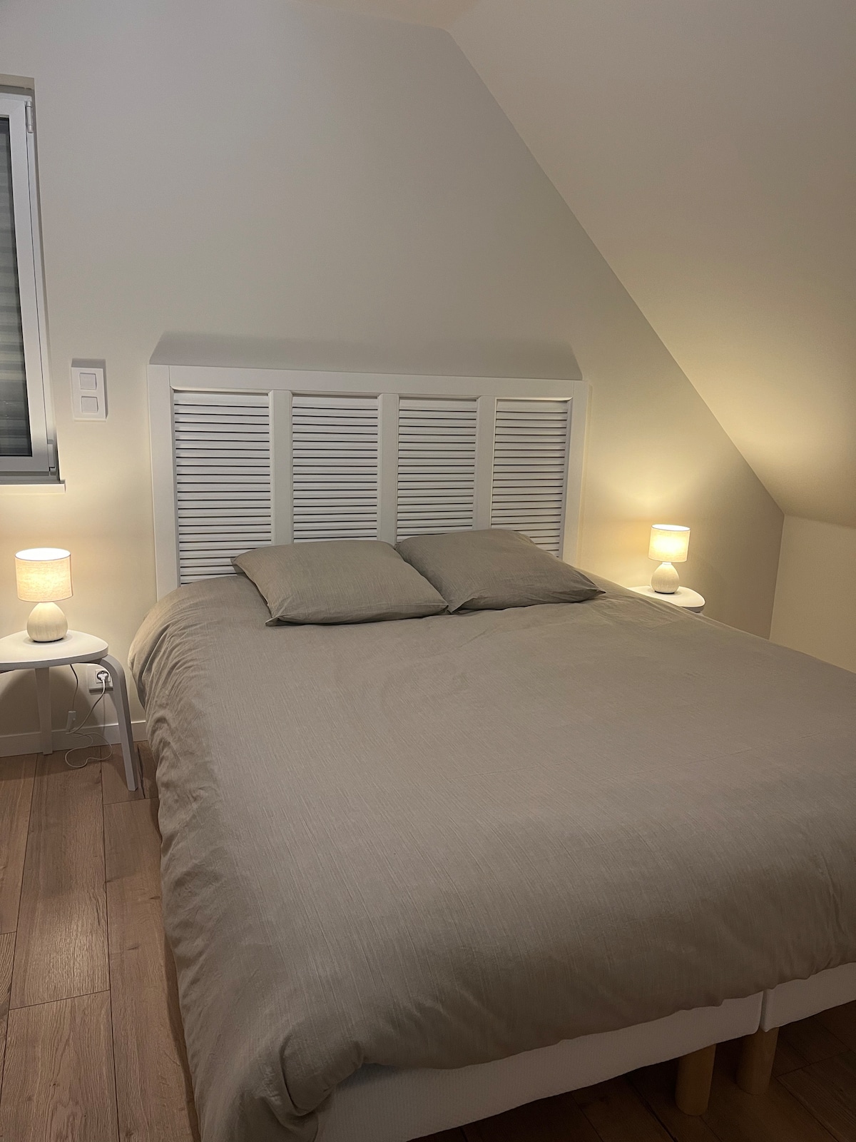 Საძინებელი ზემოთ, 1 საწოლი 160 სმ და 1 ჩვილის საწოლი 