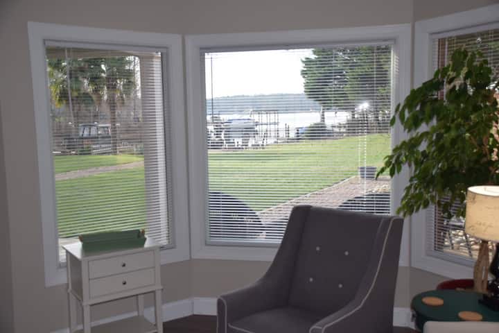 Lakelife Retreat Featuring Hottub, King & Queen - Lake Norman, NC