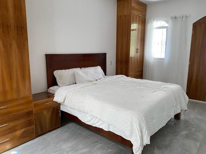 Cama tamaño king con baño completo privado

