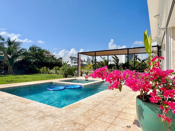Spectacular Villa Pool & Golf, Metro Country Club