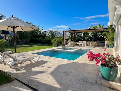 Spectacular Villa Pool & Golf, Metro Country Club