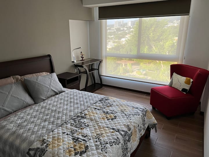 חדר שינה ראשי עם מיטת קינג סייז! מקום נוח ושקט עם נוף נפלא להר הגעש! השעון המעורר שלכם הם הציפורים והתוכים החמודים!