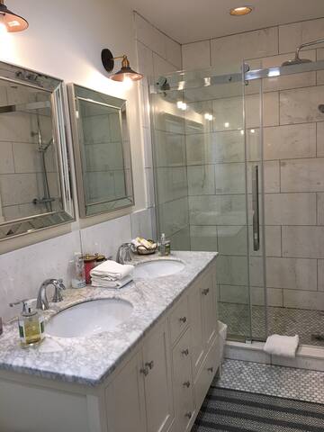 Beautiful Downtown House gallery image 3