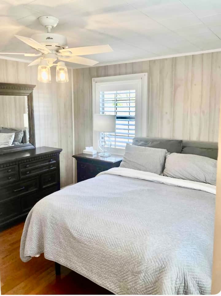 Sunshine House: 5 beds, private farm-stay
