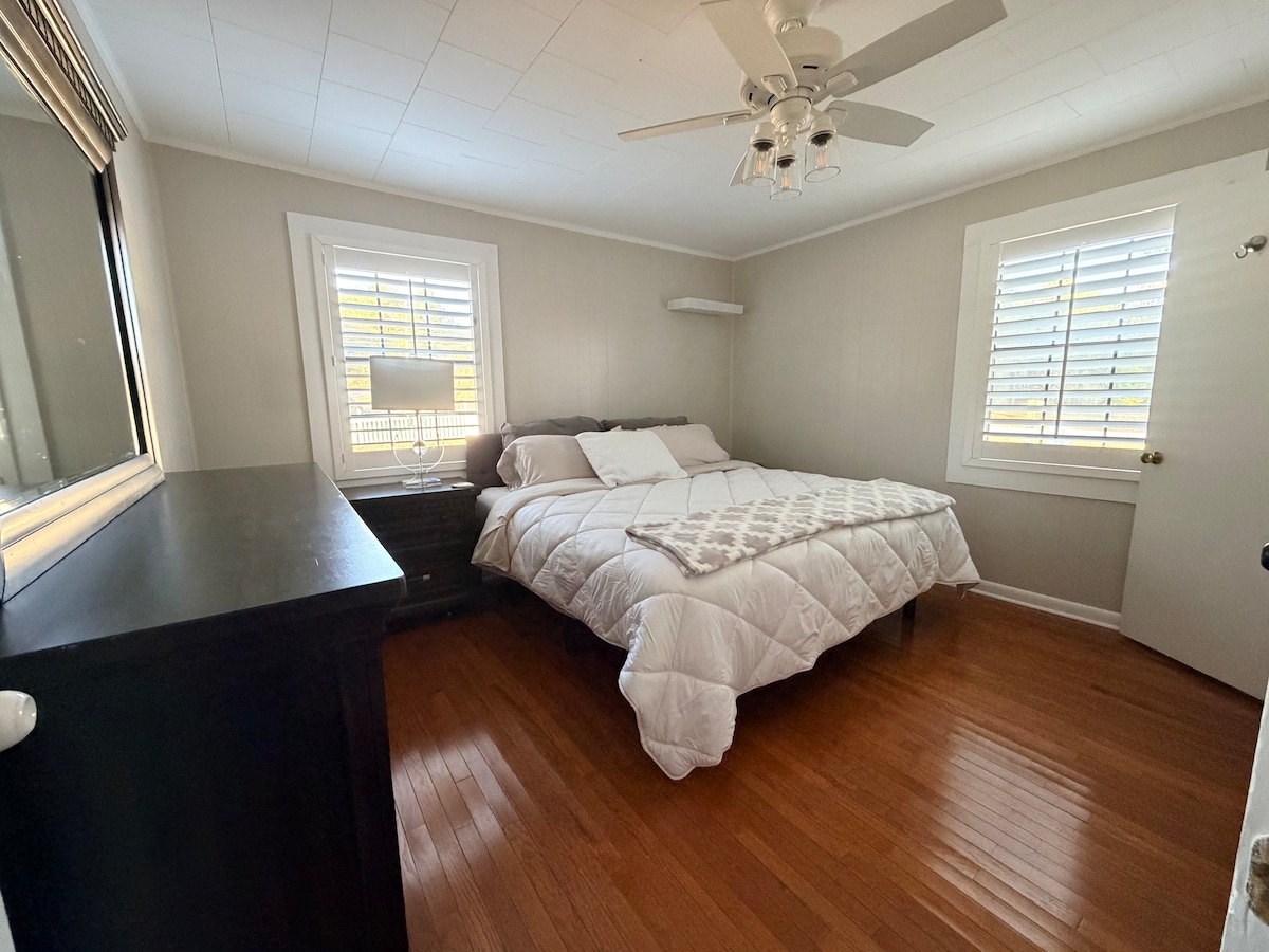 Сосема нов брачен кревет (широк 180-220 см). 