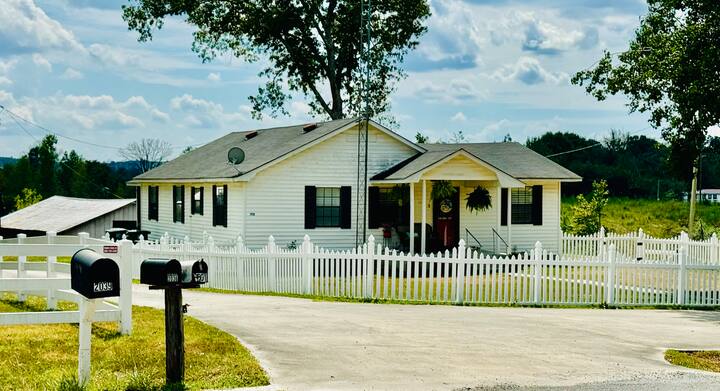 Sunshine House: 5 beds, private farm-stay