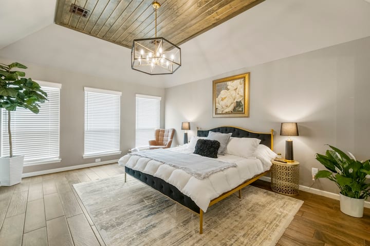 Acabados de lujo y moderno candelabro de lujo. Colchón morado para mayor comodidad y apoyo ergonómicos. Sony Bravia TV para una arquitectura integrada audiovisual de resolución inigualable. 