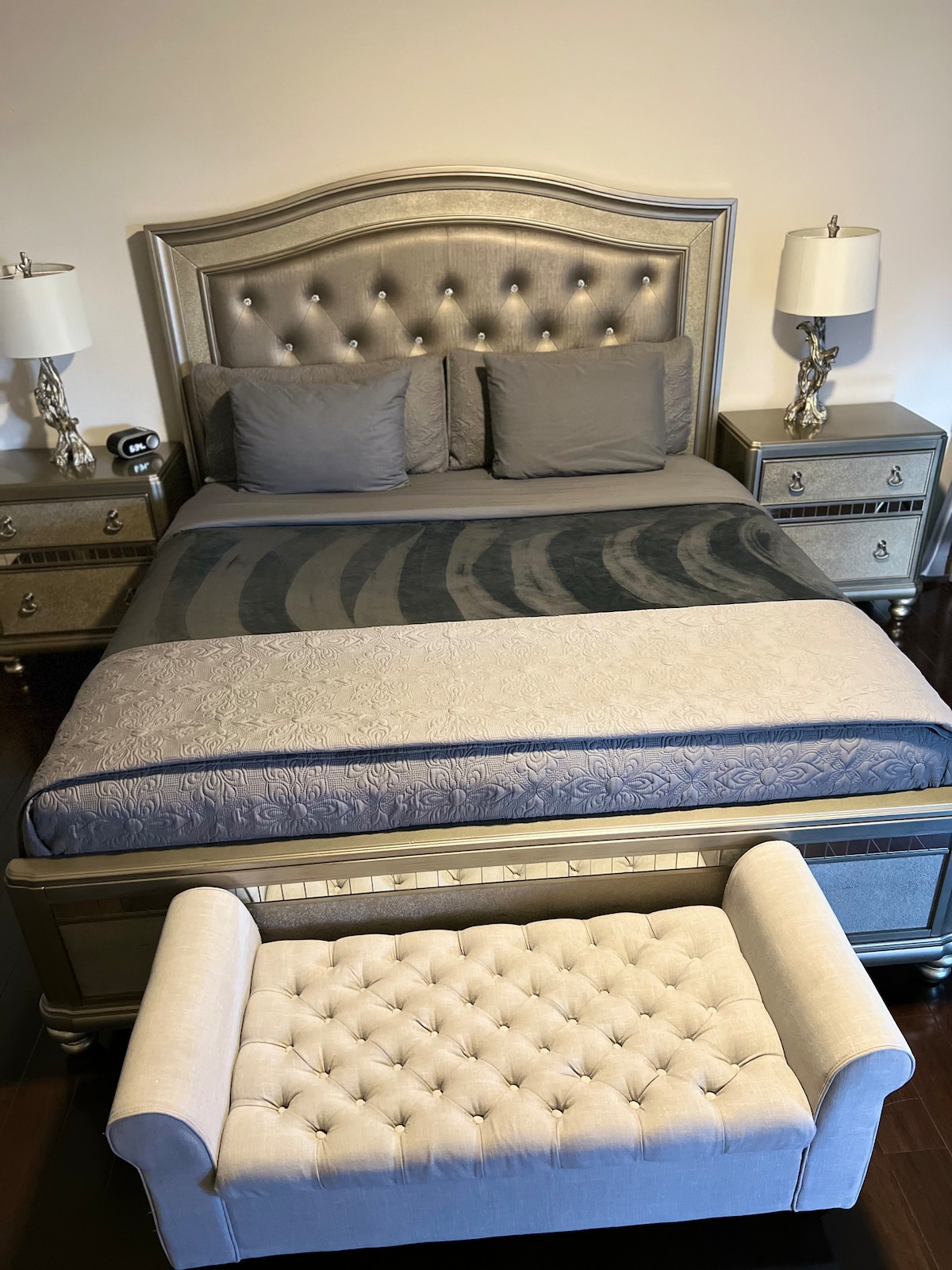 Pour nos précieux clients, nous fournissons un environnement confortable, confortable et impeccablement propre à Cozy Haven. Notre assainissement complet, y compris le nettoyage à la vapeur, assure un séjour sûr et agréable pour tous les voyageurs. Détendez-vous dans le confortable lit king size.
