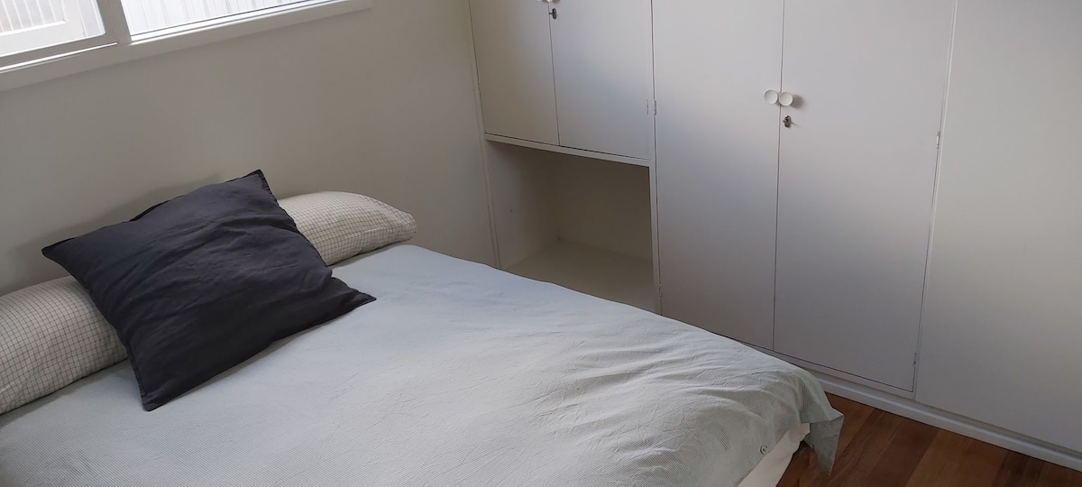 Dhoma e dytë e gjumit me krevat dopio dhe gardërobë 