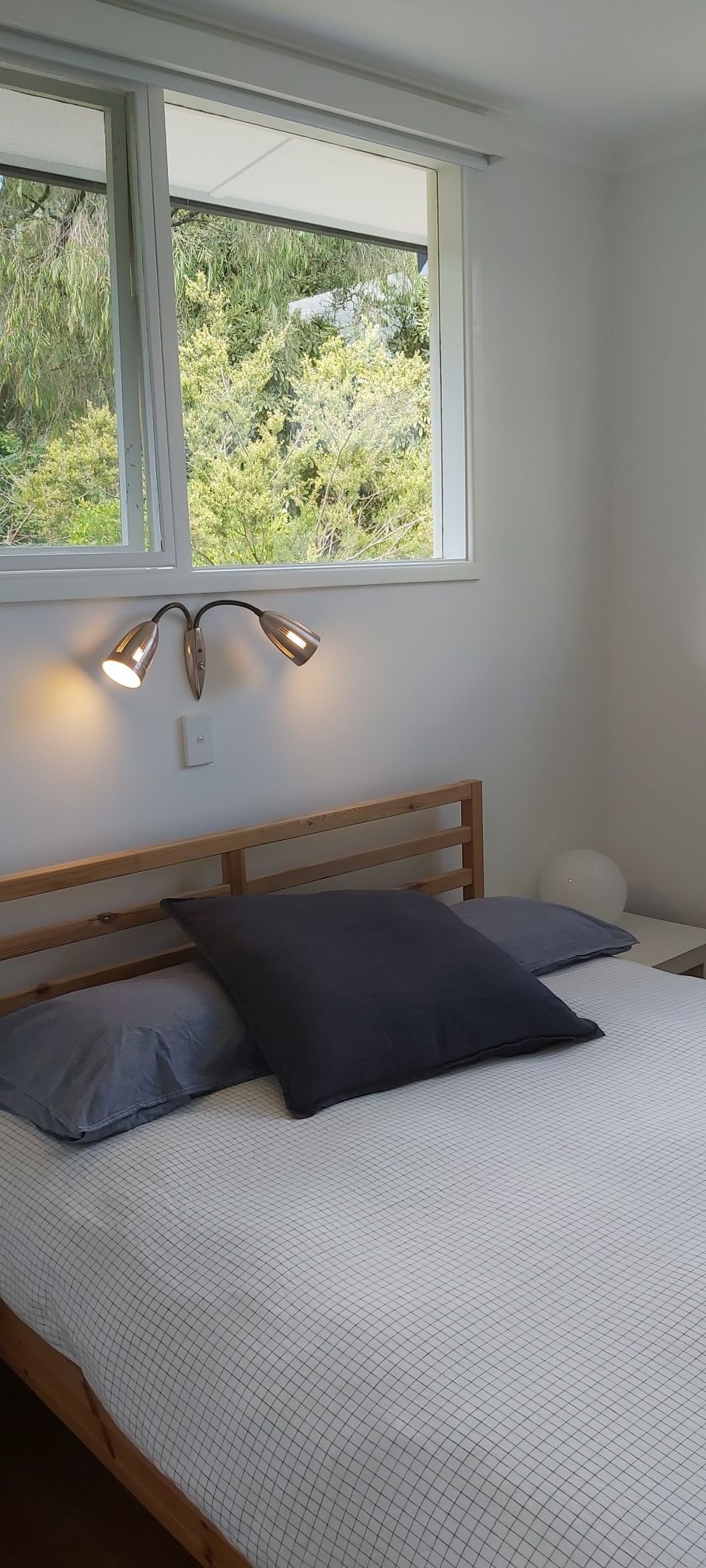 Dhomë gjumi kryesore me krevat dopio "queen" dhe gardërobë 