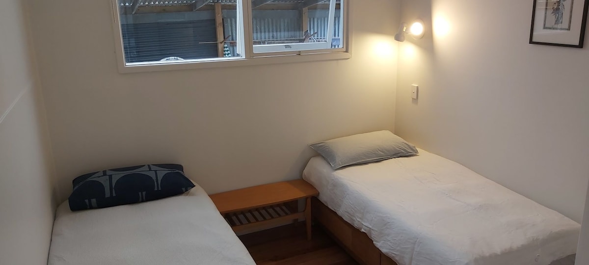 Dhoma e tretë e gjumit me dy krevate tek dhe gardërobë - fantastike për fëmijët