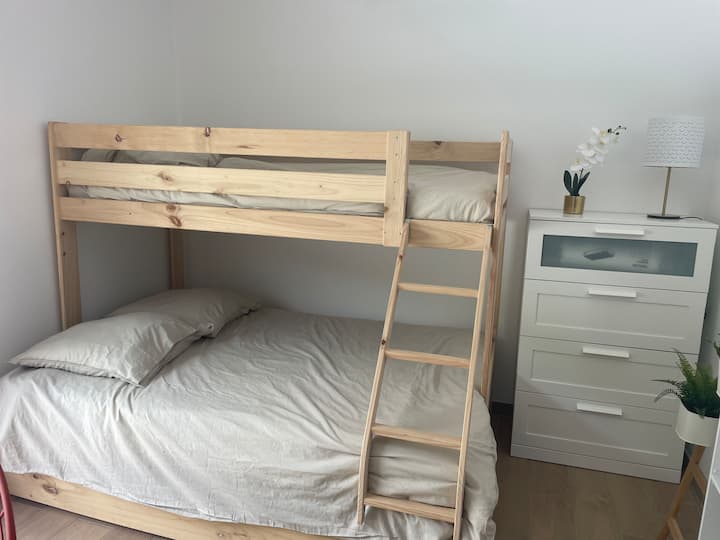 the 4 beds are on this set with the 4th bed in 90 by 200 under the queen bed with the drawer 