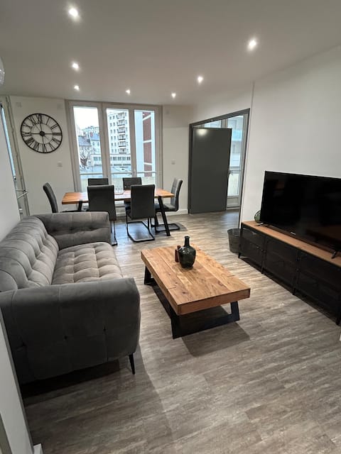 Airbnb performant: Chambéry center T4 very close to train station à Chambéry