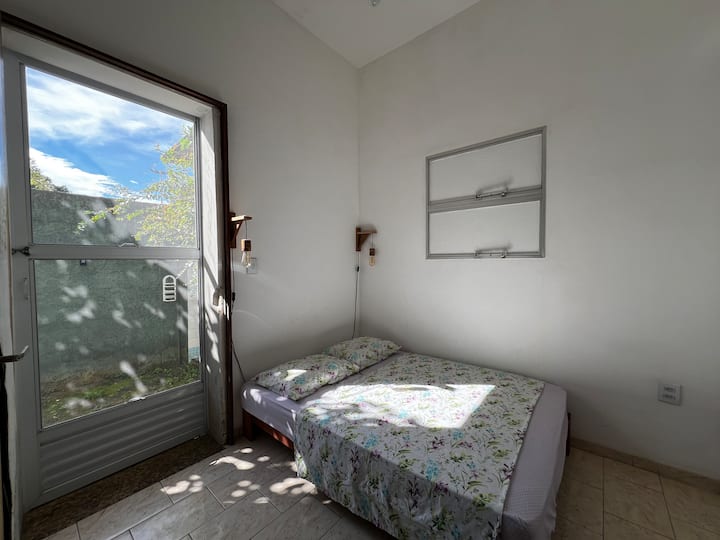 ห้องเตียงใหญ่ที่สะดวกสบายและสดชื่น แสงแดดยามเช้าคุณจะได้นอนฟังเสียงมหาสมุทร