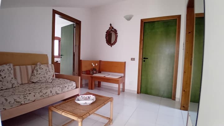  Mlango wa kuingia kwenye eneo dogo la kupumzika lenye kitanda kimoja cha sofa