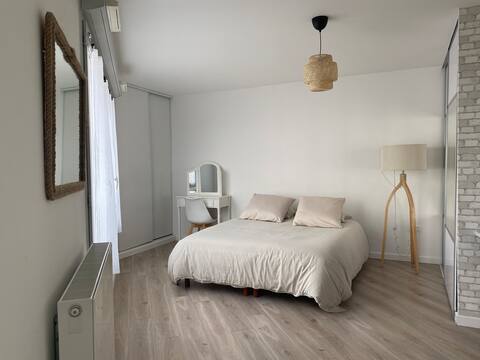 Bright studio with terrace (metro 5 min away)