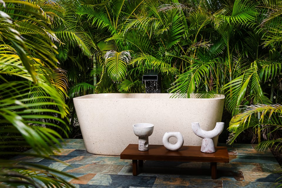 The outdoor tub among the palms
