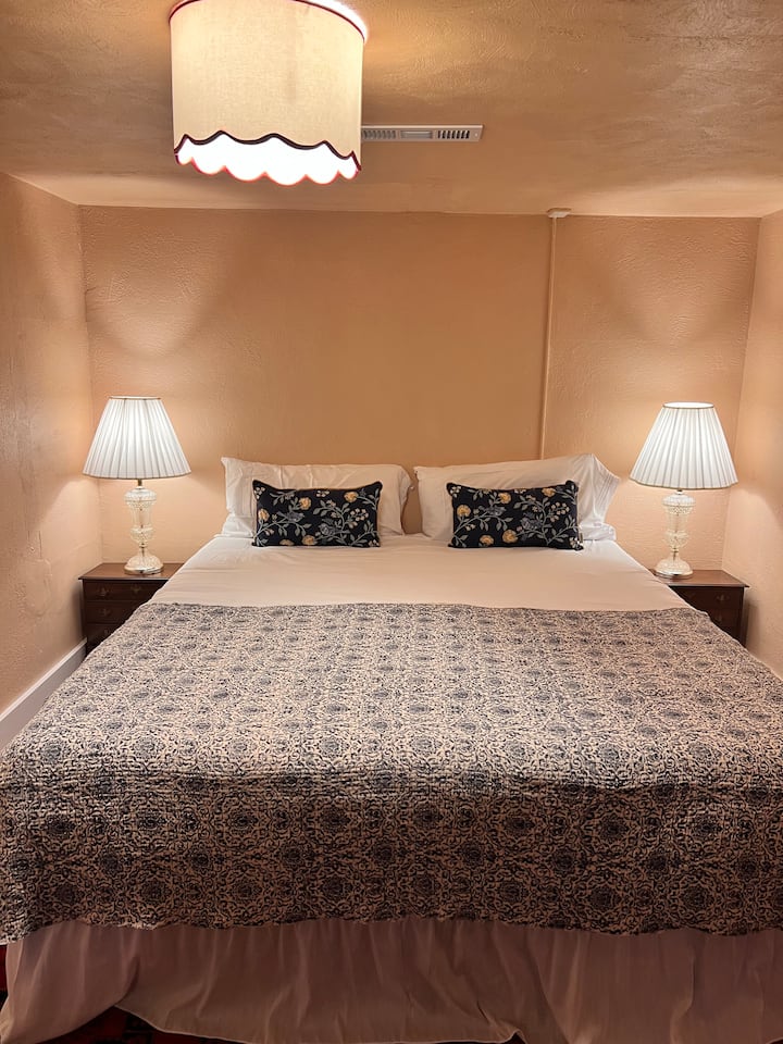 Kingsize bed in de kelder met medium stevig matras 