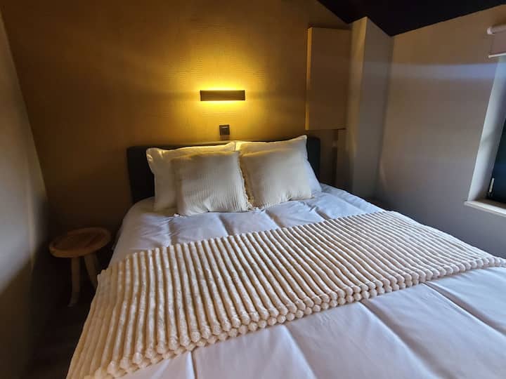 ห้องพักขนาดเล็กที่อบอุ่นพร้อมเครื่องนอนคุณภาพสูง 