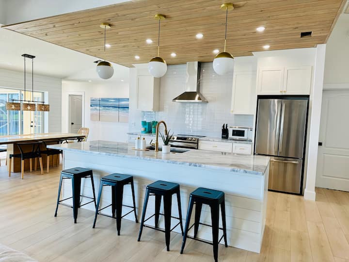 Lux Canal Front | Pool, Kayaks, Bikes, & Boat Dock