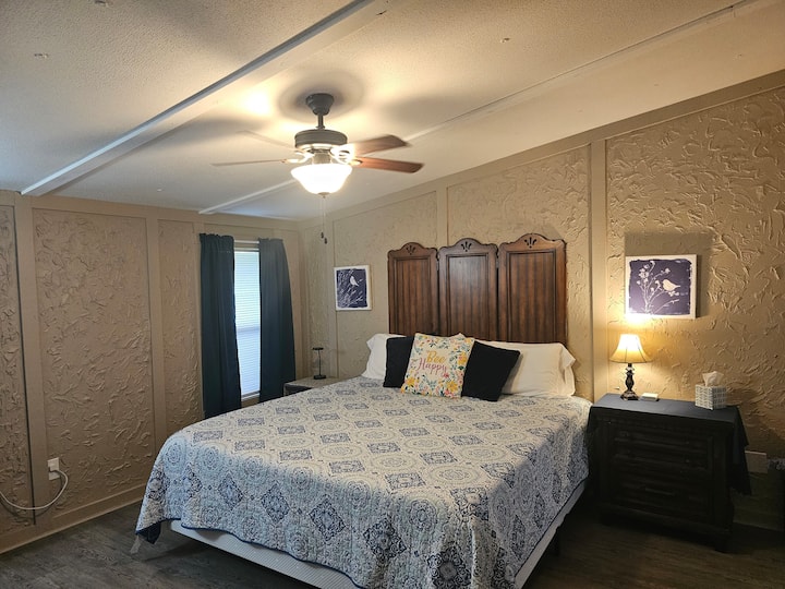 Dormitorio 1 - Cama tamaño king con lo que nos han dicho que es el colchón más cómodo de la historia. 