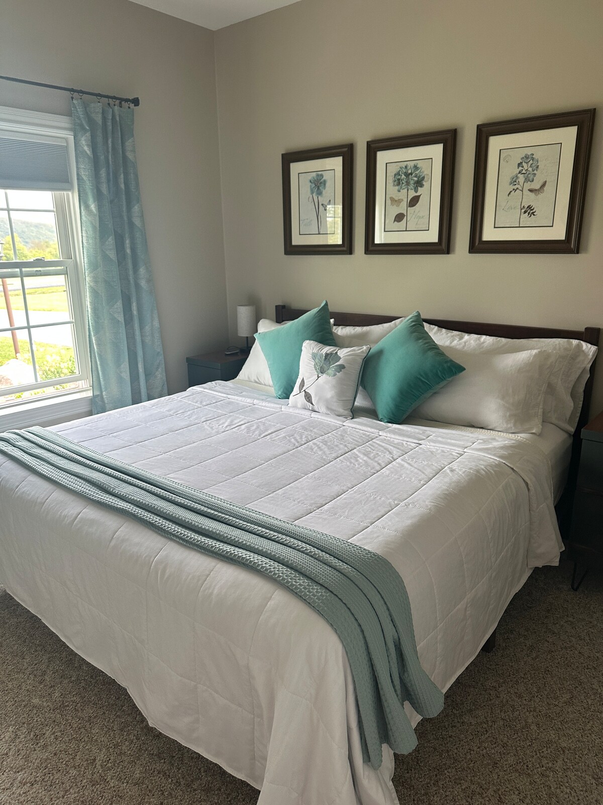 Cómoda cama tamaño king, muchas opciones de almohadas, hermosas vistas al amanecer desde la ventana del dormitorio. 