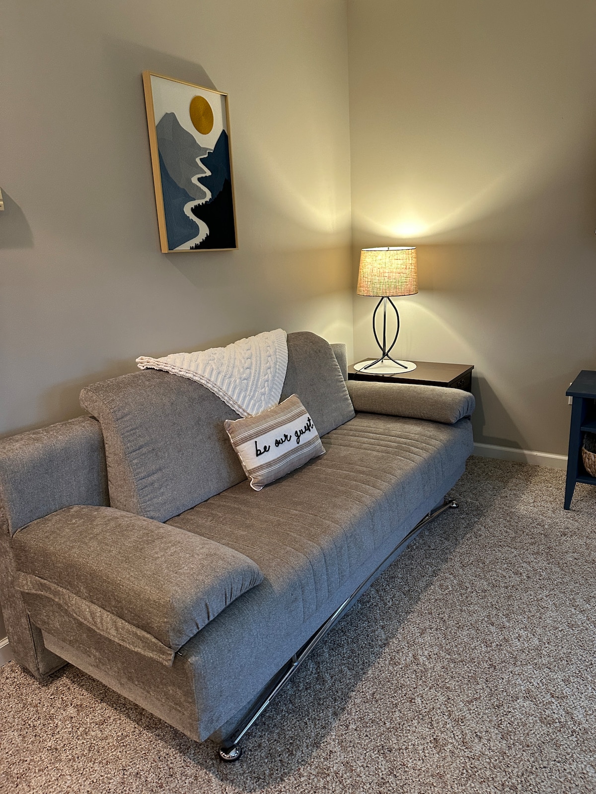 Acogedora sala  con sofá que se convierte en cama tamaño queen