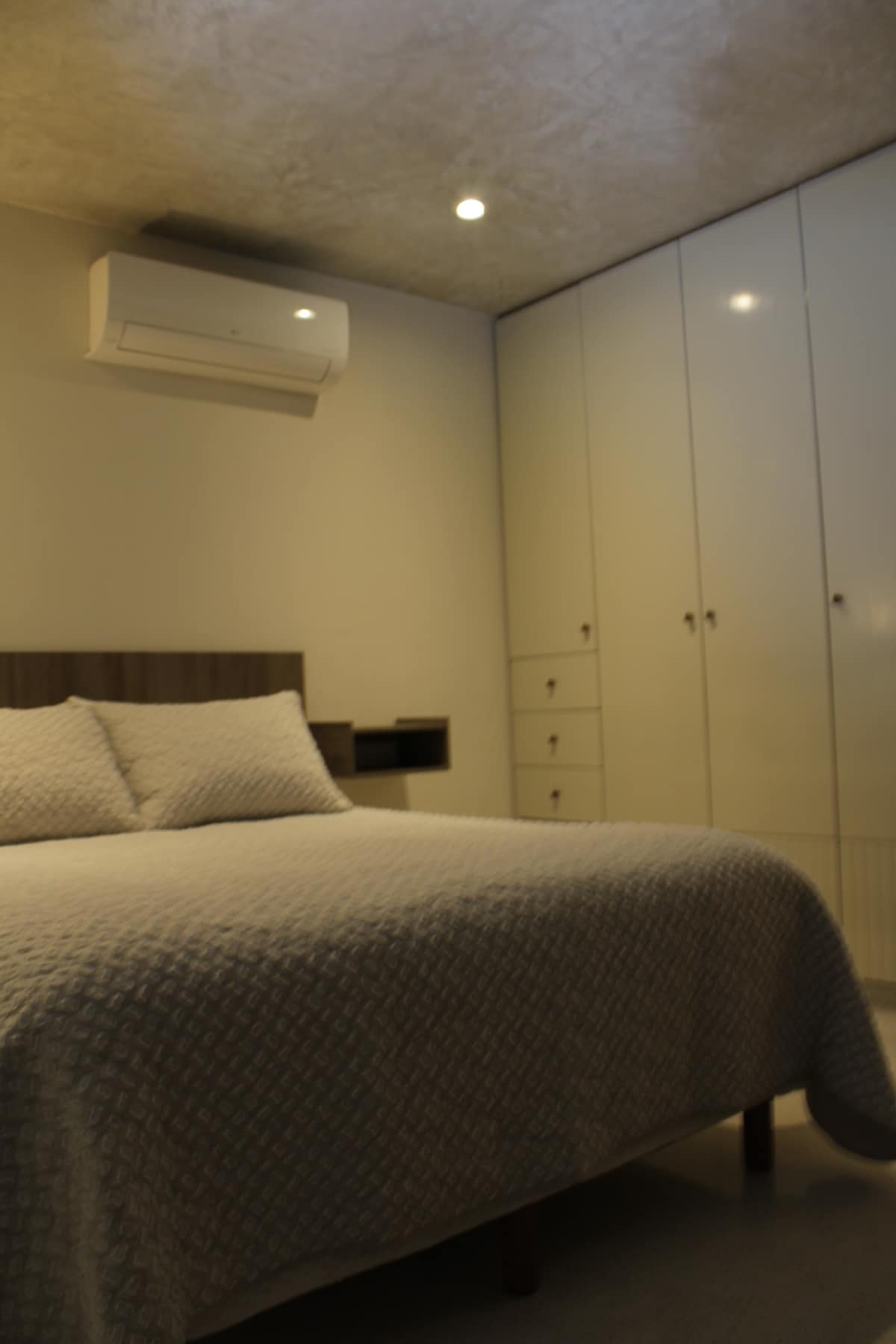 Dollapët nga dyshemeja në tavan me sirtarë dhe varëse rrobash