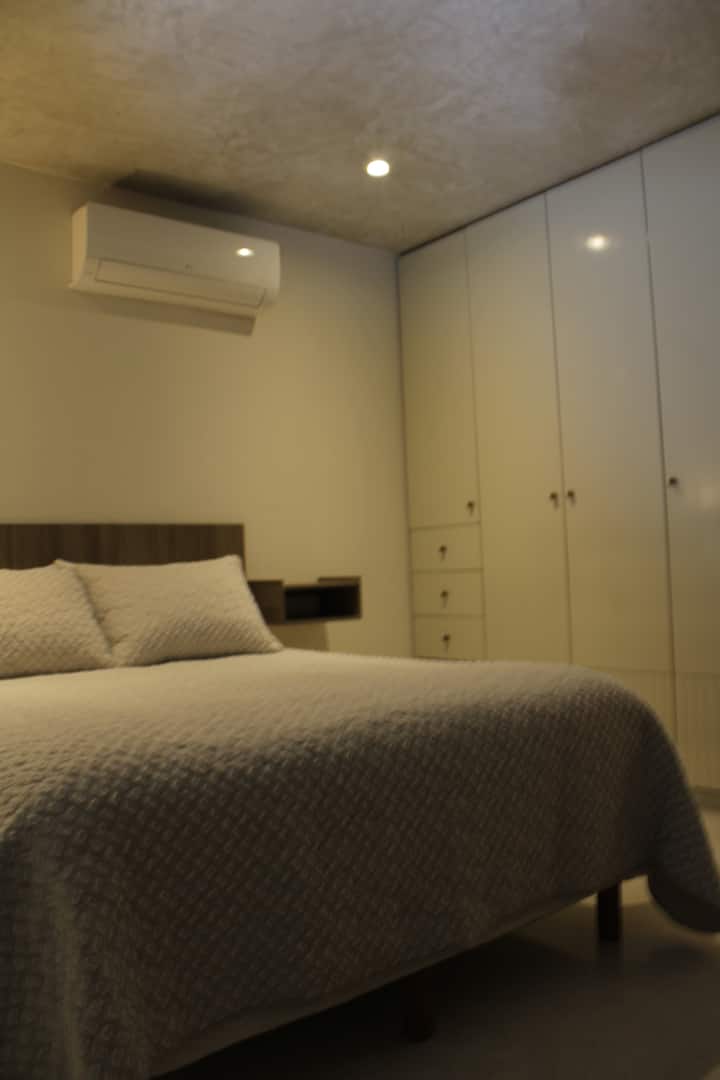 Makabati ya sakafu hadi dari yaliyo na droo na viango vya nguo