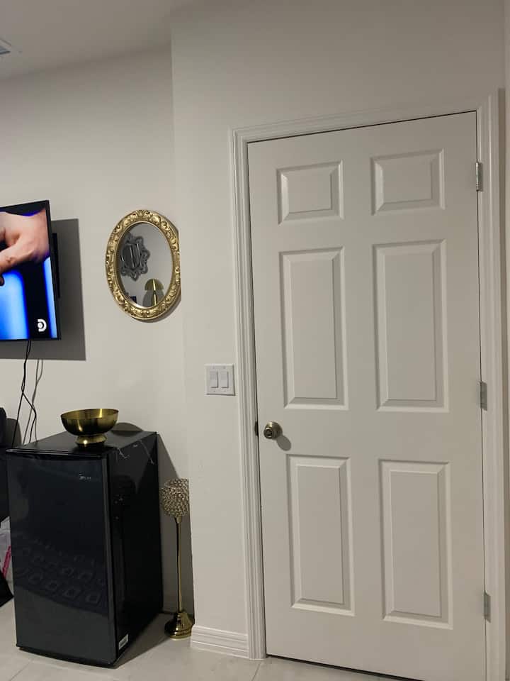 Mlango wa chumba kikuu cha kulala wenye kufuli la kujitegemea