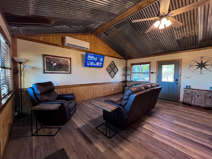Southern Comfort Cabin - Utopía, TX