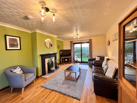 Successful Airbnb property: Farmhouse & Cottage, Enclosed Gardens, EV Charger in Central, East, West