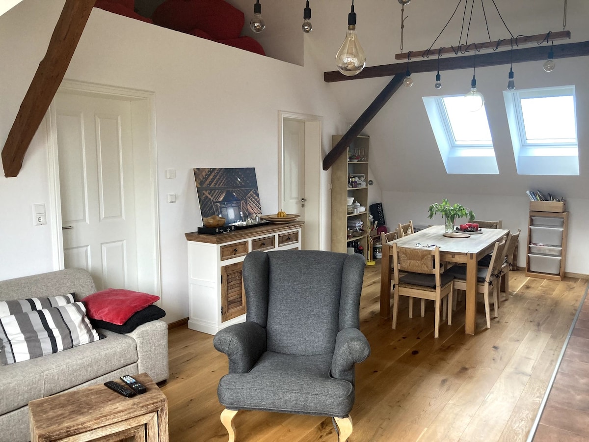 Die Küche ist als Wohn-/Essbereich gestaltet. Auf ca. 35 m² befindet sich ein gemütliches Ecksofa (das 2 Personen Platz zum Schlafen bietet), ein TV, ein großer Esstisch für 6-8 Personen sowie eine voll ausgestattete Küche.