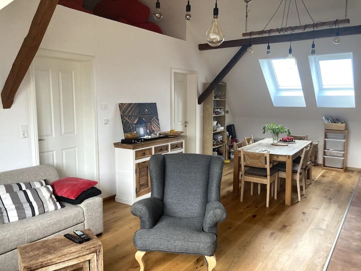 Die Küche ist als Wohn-/Essbereich gestaltet. Auf ca. 35 m² befindet sich ein gemütliches Ecksofa (das 2 Personen Platz zum Schlafen bietet), ein TV, ein großer Esstisch für 6-8 Personen sowie eine voll ausgestattete Küche.