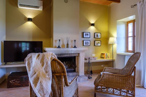 Popular Airbnb listing: Charming villa with tennis court, center of the island in Illes Balears