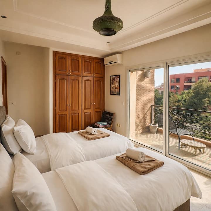 quarto com duas camas de solteiro.