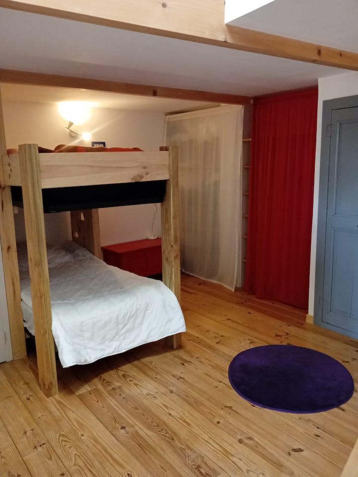 Espacio nocturno de los niños.  Una cama individual y una litera.