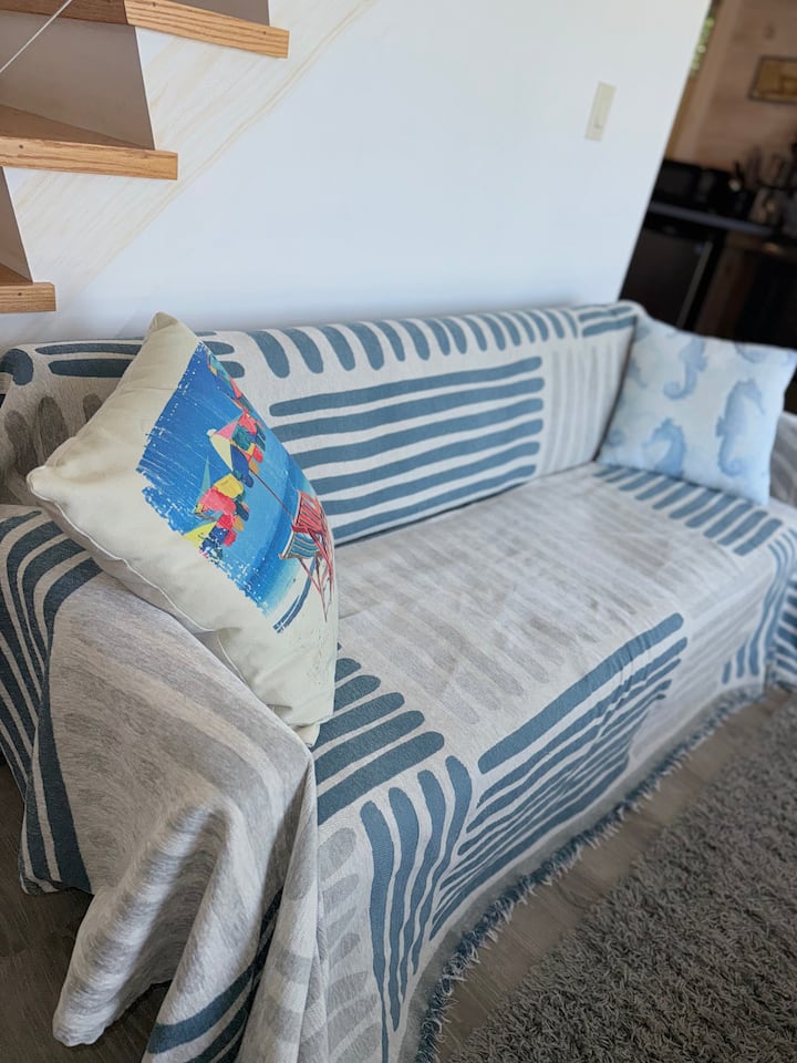 Sofa inayoweza kubadilishwa inabadilika kuwa kitanda cha mapacha.