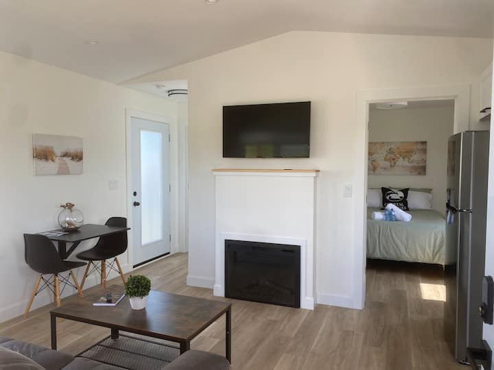 בנכס הזה יש ספה נפתחת, מיטה, אח, טלוויזיה ואוכל במטבח, קונספט פתוח