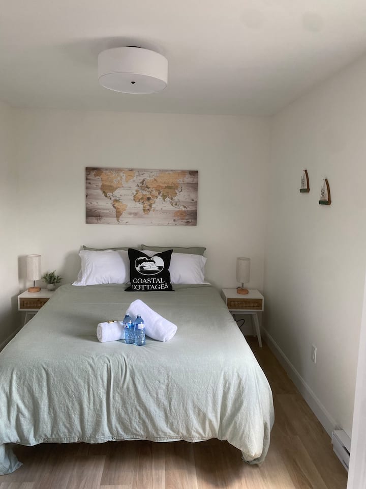 מיטת קווין סייז, שני שידות לילה, ווים, מתלה למזוודות וקולבים