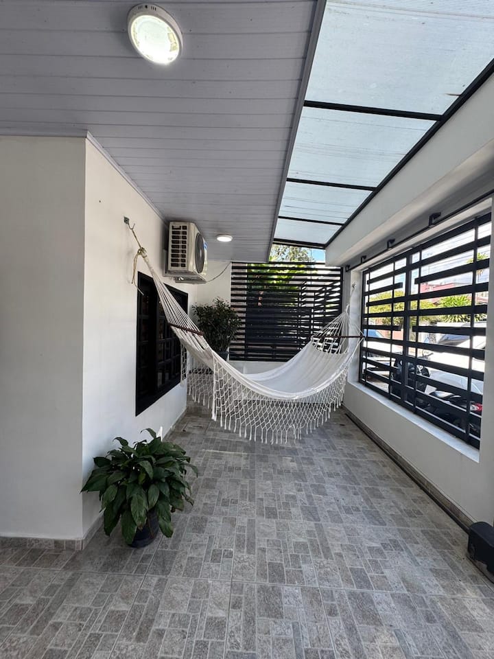 Pretty, comfortable house with front yard / 2-4 people