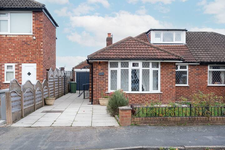 Cosy bungalow 10 mins from Manchester Airport gallery image 4