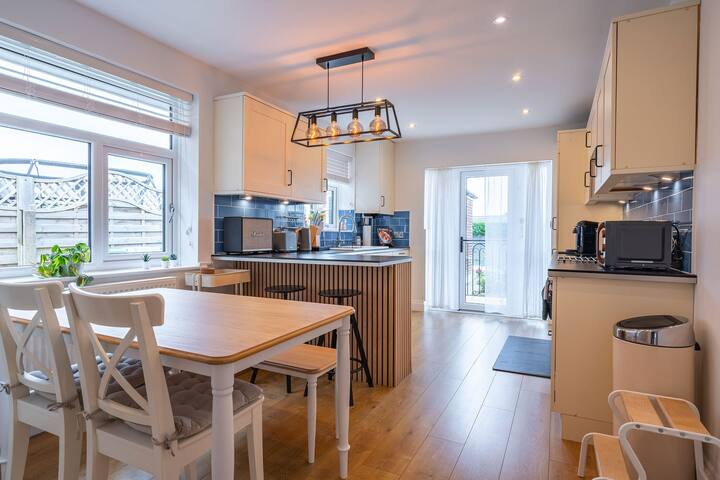 Cosy bungalow 10 mins from Manchester Airport gallery image 3