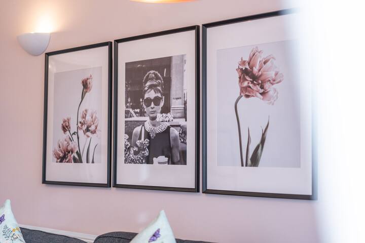 Cosy bungalow 10 mins from Manchester Airport gallery image 2