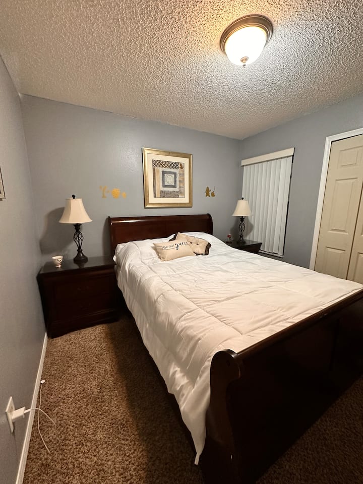 Nuestro dormitorio con temática de La Bella y la Bestia aporta un toque mágico a tu estancia