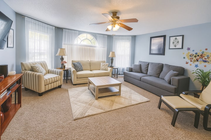 ¡Acogedor espacio familiar para noches de cine y planificación de parques!